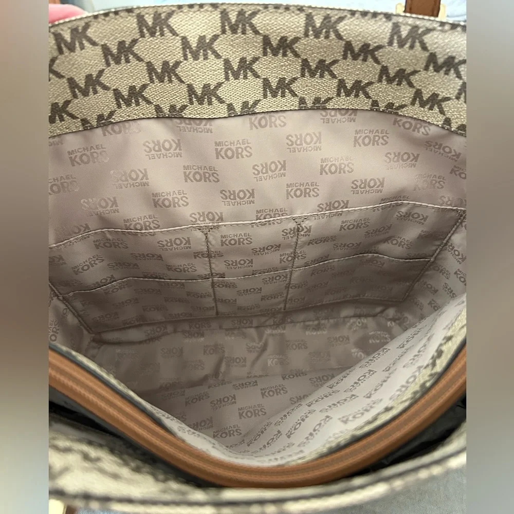 MICHAEL KORS Monogram Jet Set Tote NWT - Picture 10 of 13